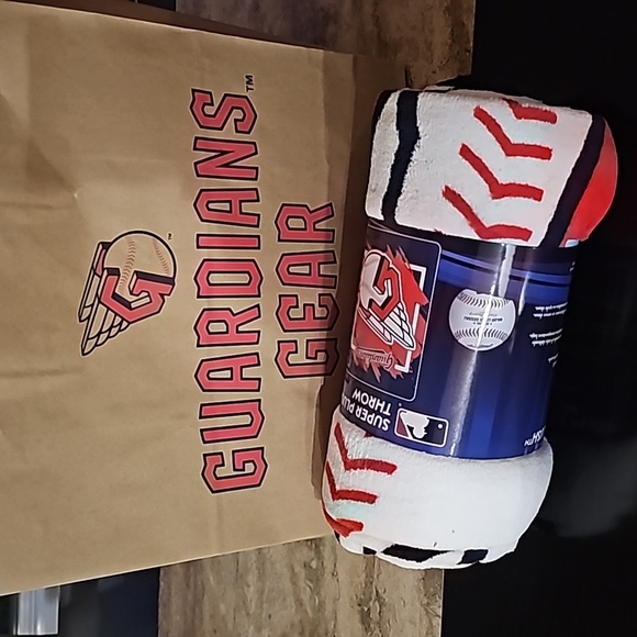 Cleveland Guardian's super plush throw - Picture 5 of 6